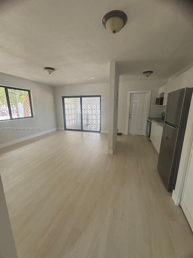 Foto del edificio - 600 NE 142nd St