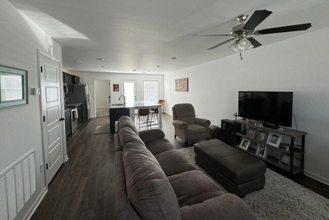 Building Photo - COMING SOON: BEAUTIFUL 3 BEDROOM / 2 BATHROOM HOUSE LOCATED IN JOPLIN MO WITH FENCED IN YARD!