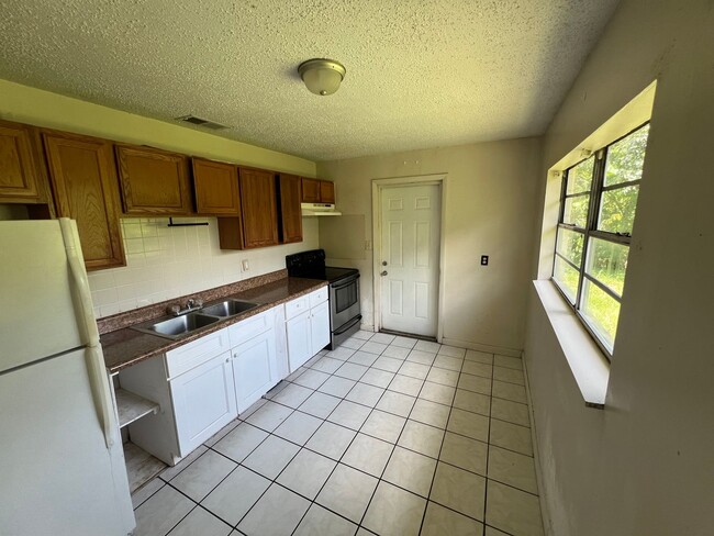 Building Photo - HUGE 3BR/1BA Dade City Home w/Large Bedroo...