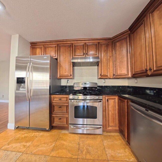 Foto del edificio - Stunning 2-Story Home with a Bedroom downstairs and a Backyard Oasis.