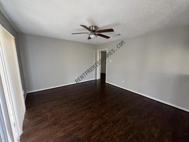 Foto del edificio - 9606 Hillis St