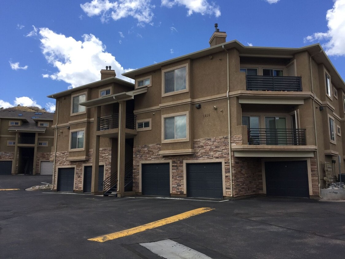 Bright & Open 2 Bedroom Condo on West Side - Bright & Open 2 Bedroom Condo on West Side