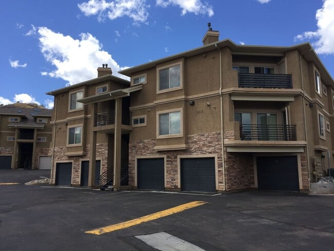 Bright & Open 2 Bedroom Condo on West Side - Bright & Open 2 Bedroom Condo on West Side