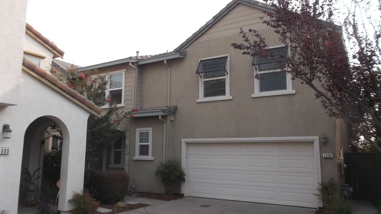 Primary Photo - Woodcreek Oaks Location. Nice home, modern...