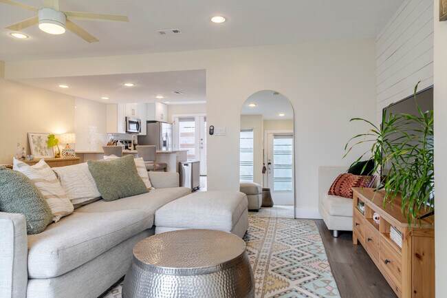 Foto del edificio - 6410 Chimney Creek Cir