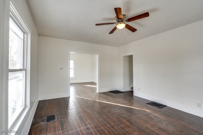 Foto del edificio - 155 W Walnut St