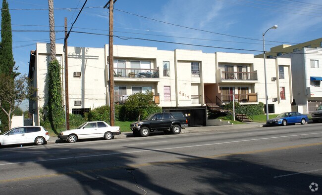 Foto del edificio - 6819 Laurel Canyon Blvd