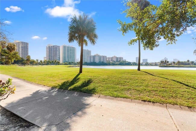 Foto del edificio - 3675 N Country Club Dr
