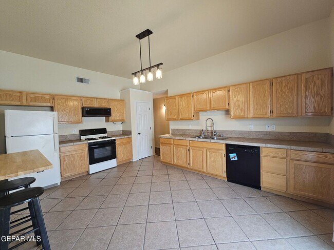 Building Photo - 10909 Northview Dr
