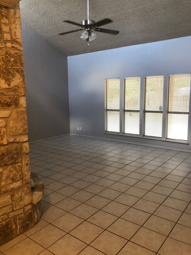Sala de estar - 7623 UTSA Boulevard