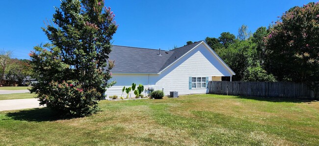 Foto del edificio - 3 Bedroom 2 Bathroom Single Story Home in ...