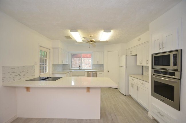 Building Photo - 2822 River Birch Dr