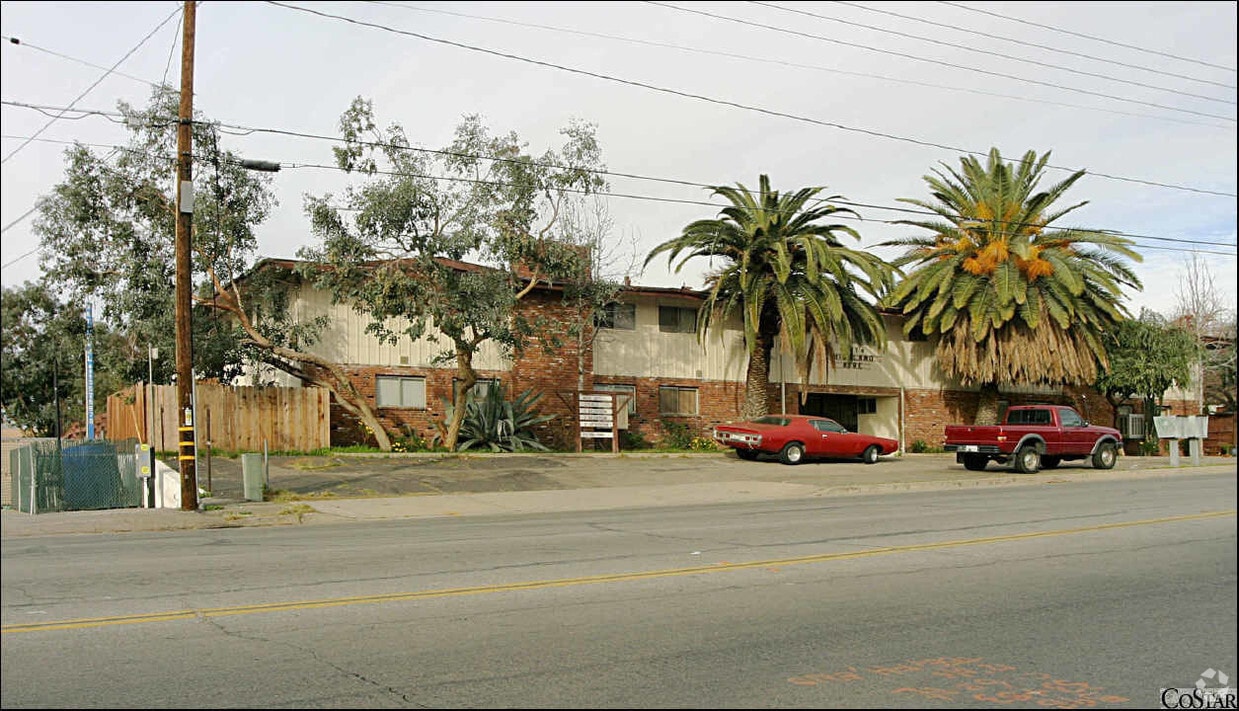 Primary Photo - 6476 Victoria Ave