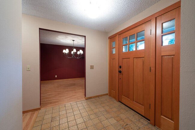 Foto del edificio - Amazing 4bed/2.5bath Home with Landscaping Included Located in Bellevue!