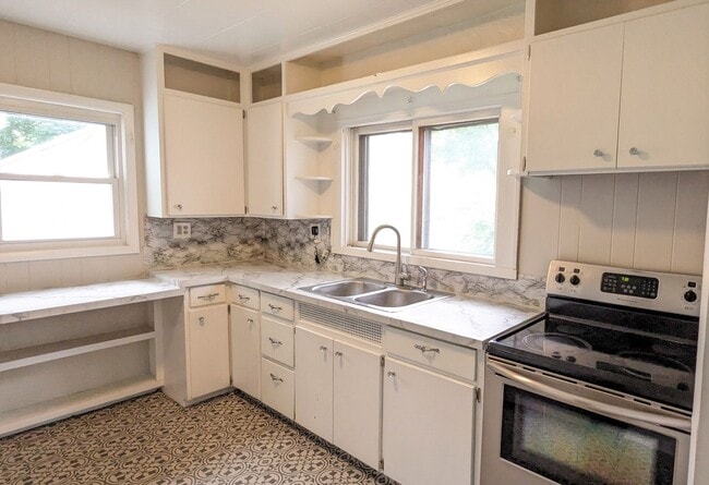 Building Photo - 1005 W. Dale, 3 bedroom home with basement...
