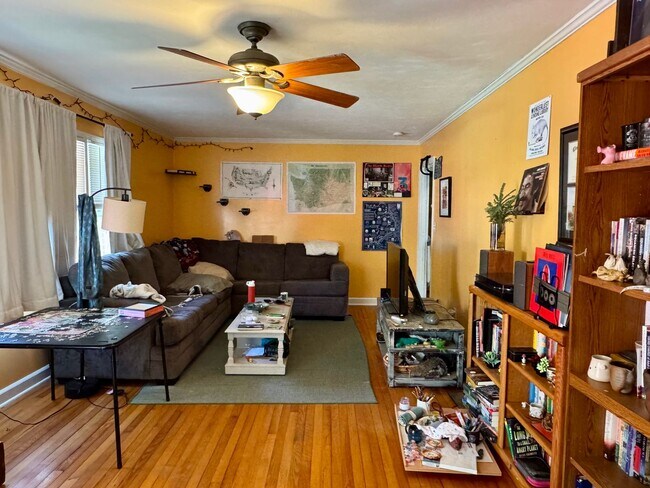 Foto del edificio - Charming Carrboro Classic | 3-Bedroom Home Steps from Downtown!