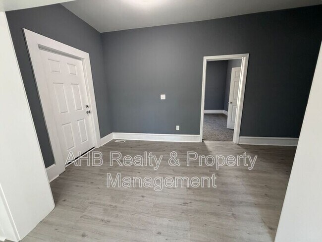 Building Photo - 512 Maple Ave