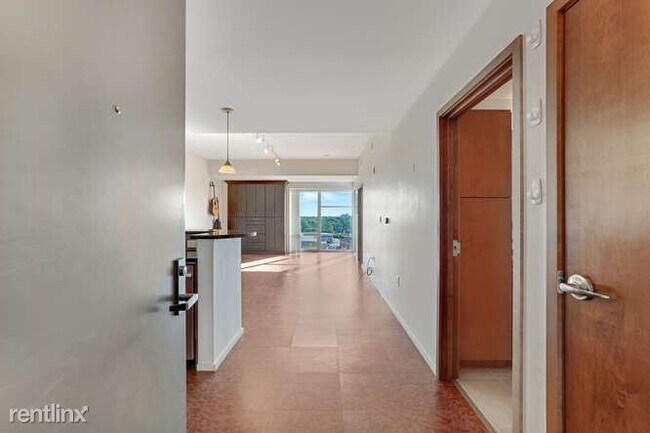 Foto del edificio - 1 br, 1 bath Condo - 301 N Neil St Apt 603