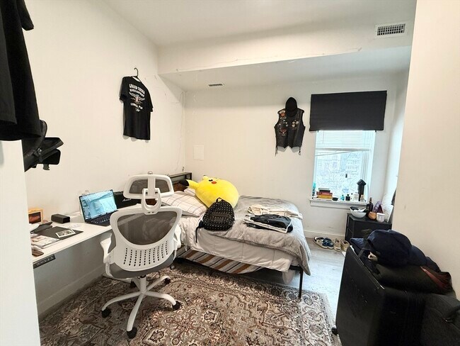 Foto del edificio - 301-305-305 Dudley St
