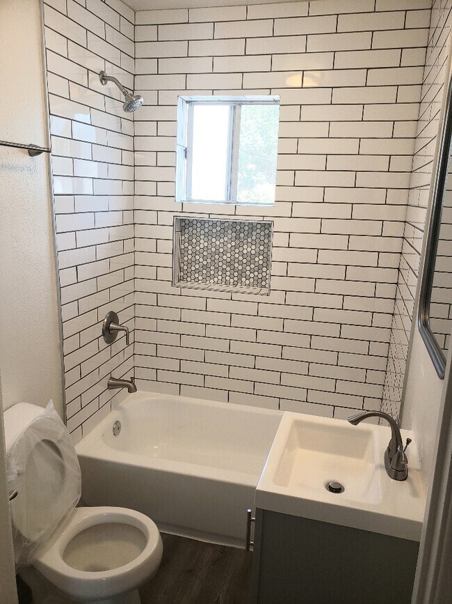 Foto del edificio - 1275 W Court St