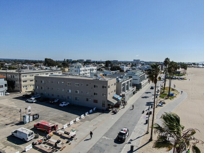 Building Photo - 615 Ocean Front Walk