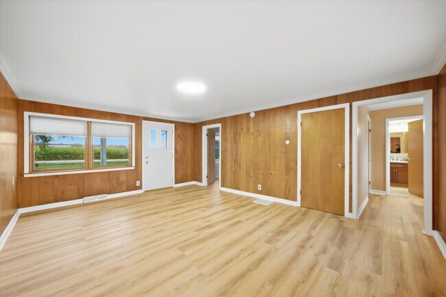 Foto del edificio - 3-Bed, 1-Bath Country Home in McHenry