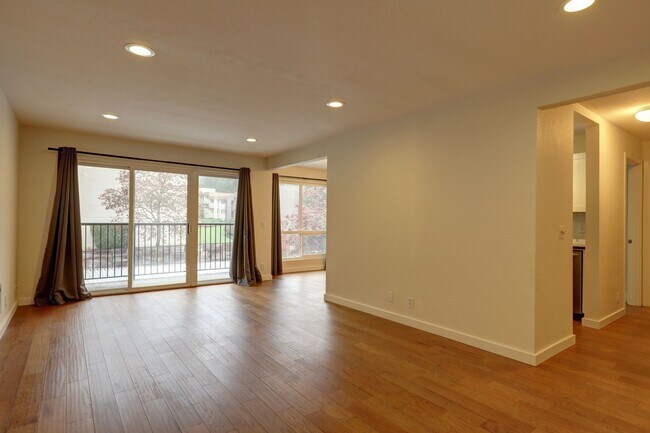 Foto del edificio - Prime Bellevue Location | 2 Bed Condo + Garage + Pool