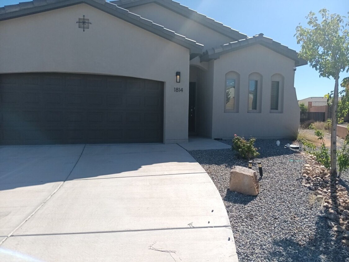 Primary Photo - 3 Bedroom, 2 Bathroom Home! Schedule a Sho...