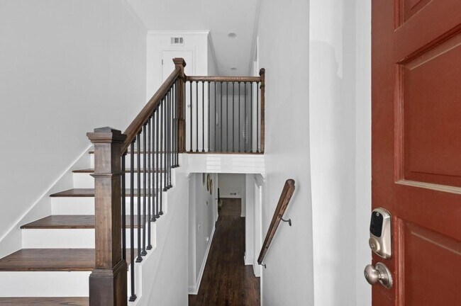 Foto del edificio - 1744 Woodcliff Pl NE