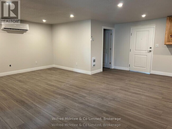 Photo du bâtiment - 380 1st Ave N
