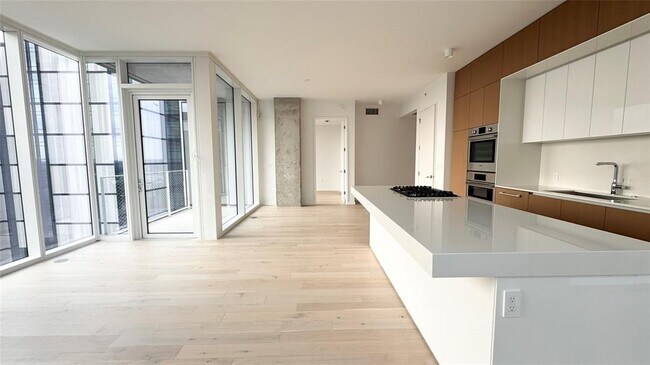 Foto del edificio - 313 W 17th St