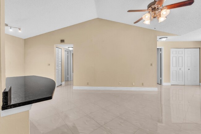 Foto del edificio - 3370 Pinewalk Dr N