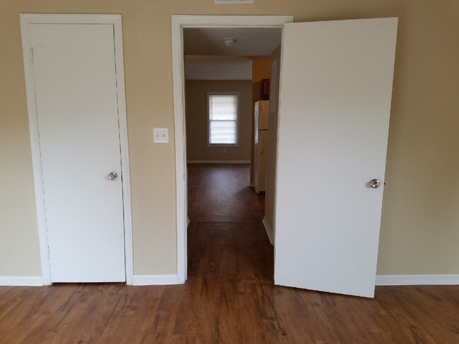 Building Photo - 121 Pine Valley Dr