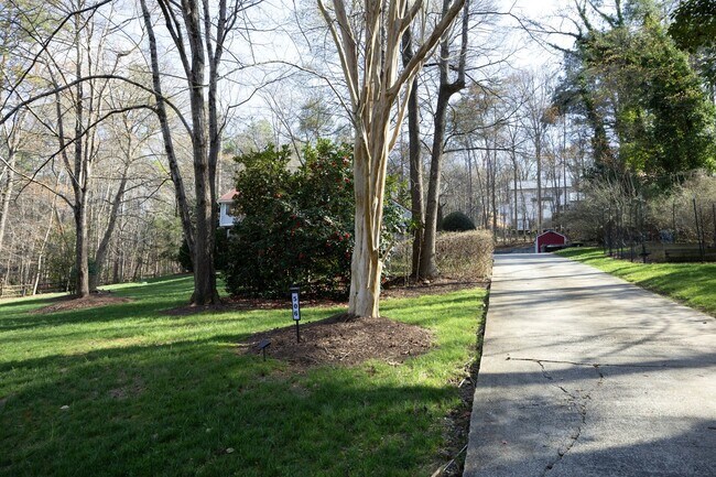 Foto del edificio - Beautifully renovated large home in CHCCS school district! Available mid-June!
