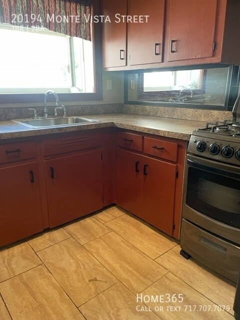 Building Photo - Remodeled 3 Bedroom 2 Bath home with a fen...