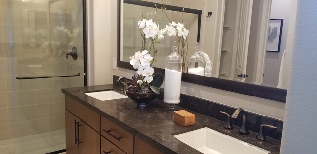 Building Photo - Beautiful end unit 4 bedroom condo in Dublin
