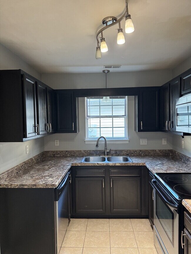 Building Photo - Beautiful 3 Bedroom, 2 Bath Home-3016 E. Windgate Ct.