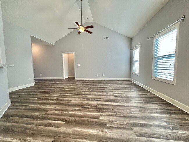 Foto del edificio - Single Level 3 Bed, 2 Bath Home with 2 Car Garage & Fenced Backyard