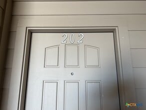 Building Photo - 2710 S Clear Creek Rd