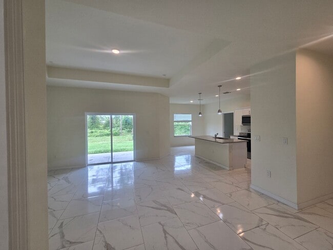 Foto del edificio - Large 4 Bed 3 Bath with 2 Car Garage-LEHIG...