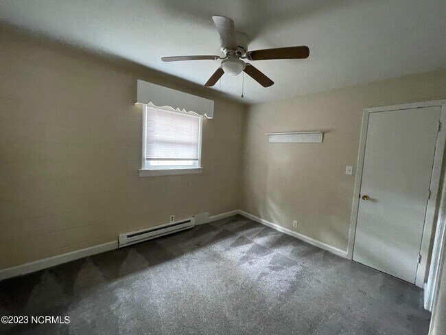 Building Photo - 165 Lakewood Dr