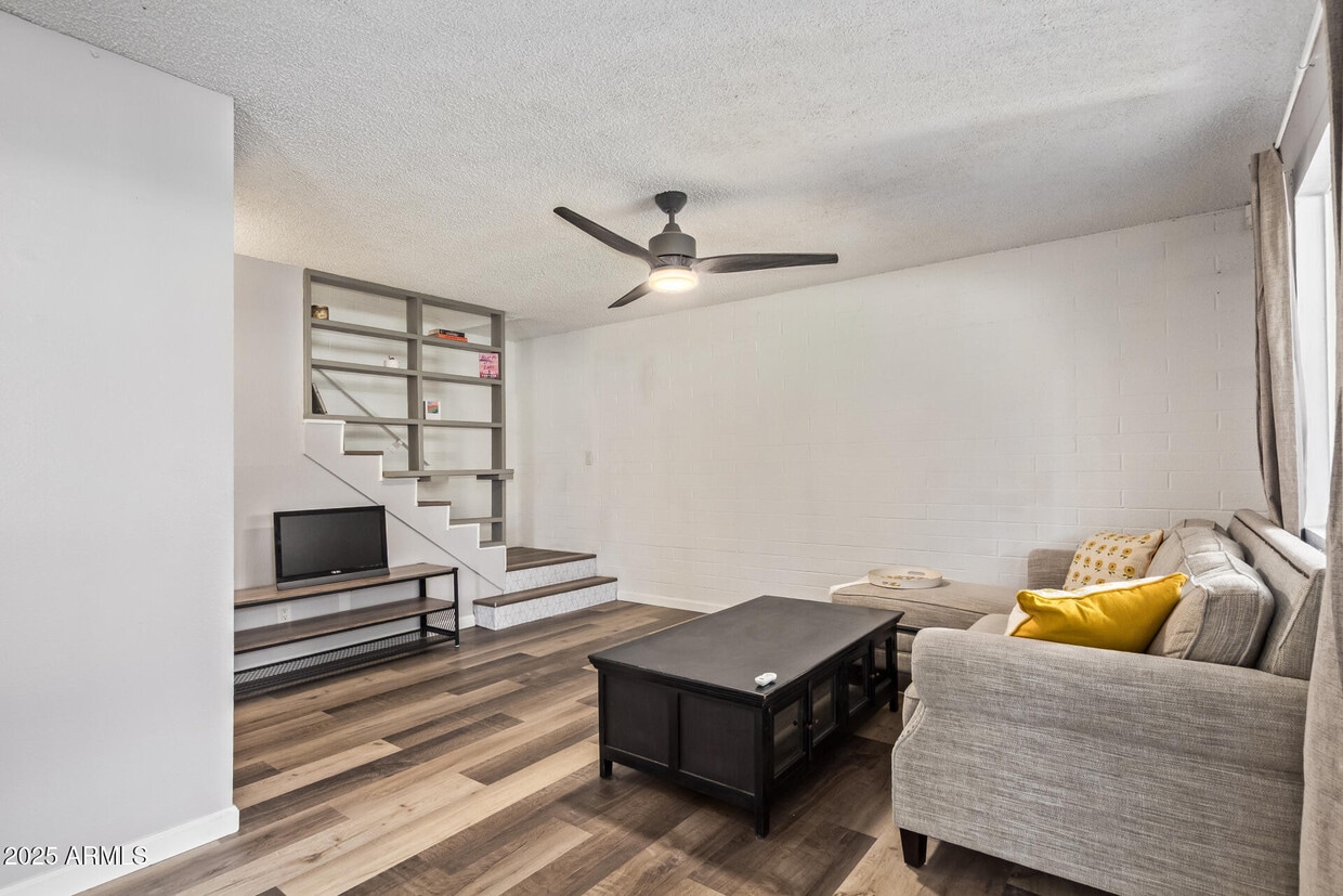 Foto principal - 8538 E Portland St