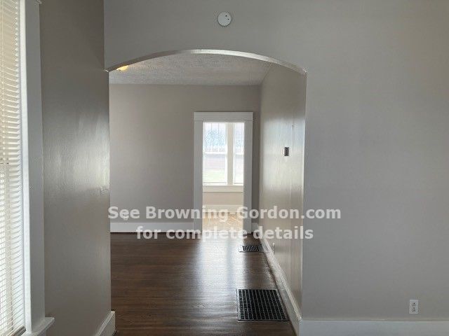 Building Photo - Charming 3 bedroom locasted within walking...