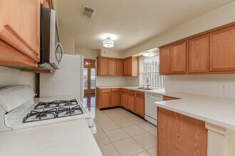Building Photo - 13735 Branford Greens Dr
