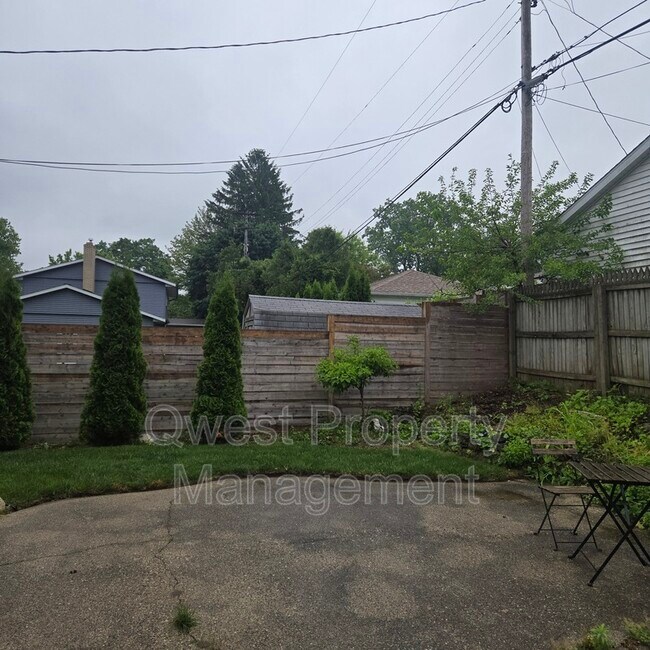 Foto del edificio - 2236 Elmwood Dr SE