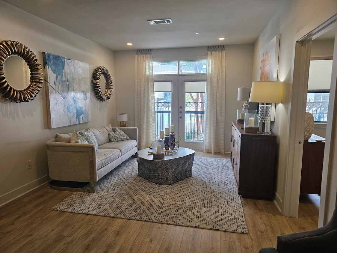 Foto principal - 2137 Pelham Dr