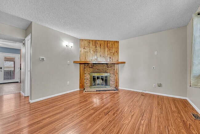 Foto del edificio - $2,350.00, 2-bed, 2.5-bath townhouse in th...
