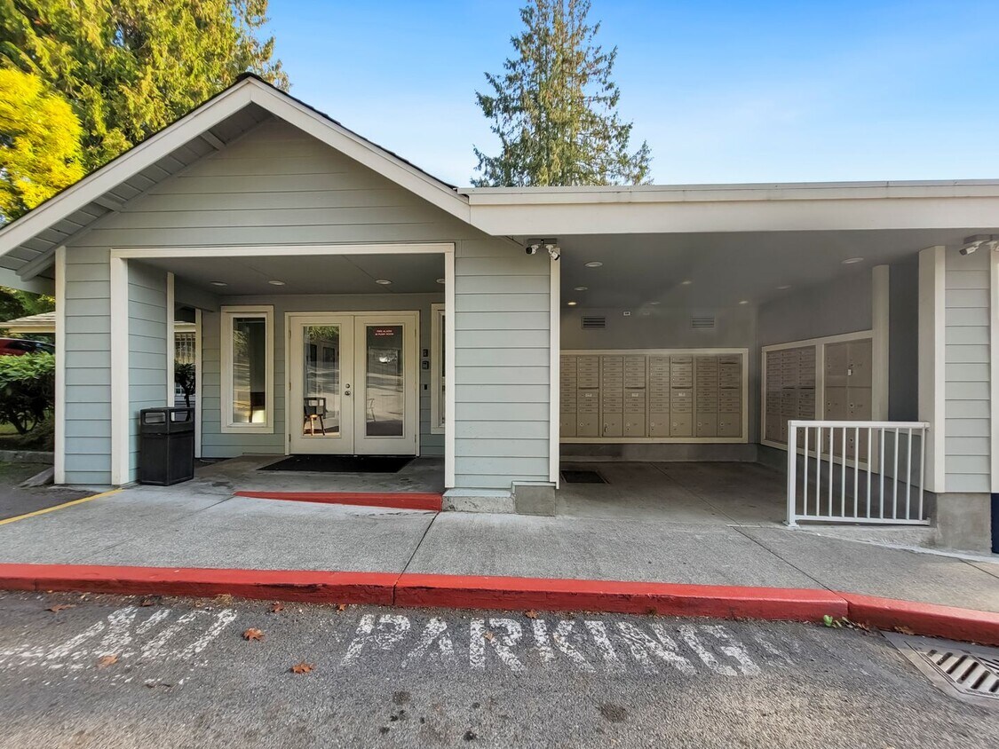 Foto principal - Renton Ridge top unit is available. Great ...