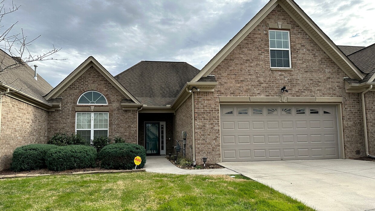 Foto principal - COMING IN June - Large Townhouse in Stonew...