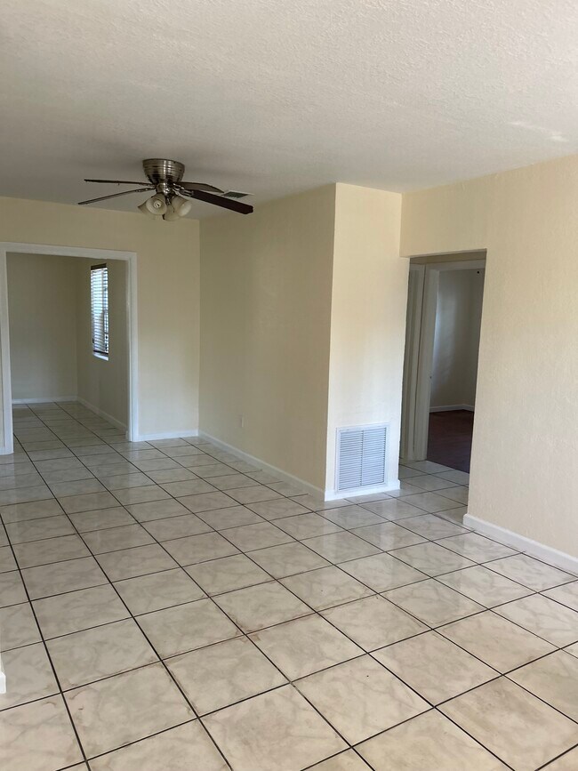 Foto del edificio - 327 NW 59th Terrace